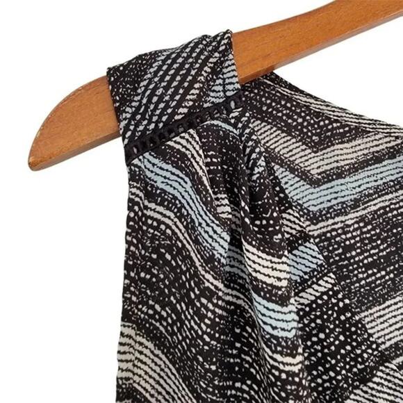 Torrid Sleeveless Blouse Chevron Printed Womens Size L Black White V Neck - Picture 3 of 10